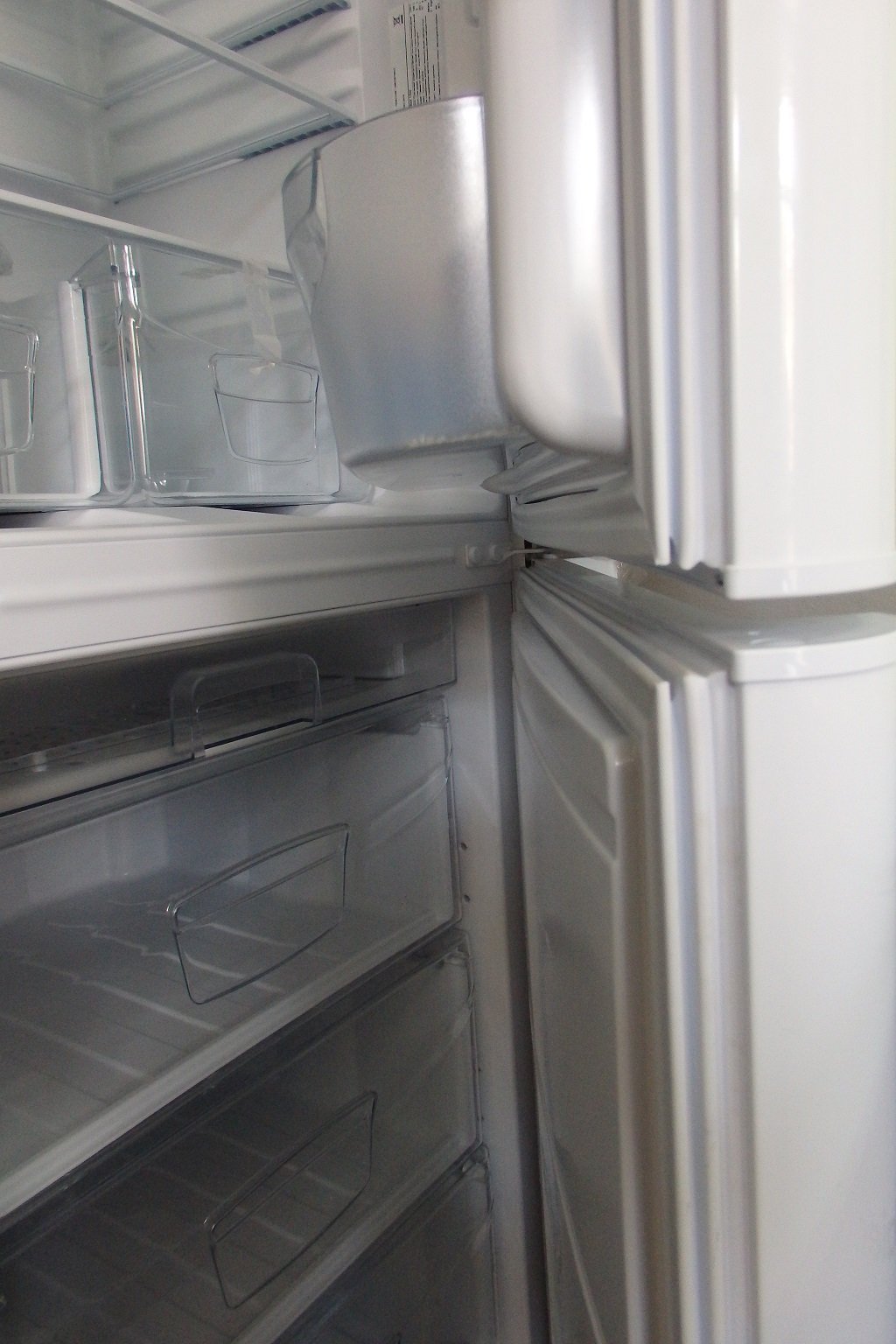Уплотнитель на двери холодильника