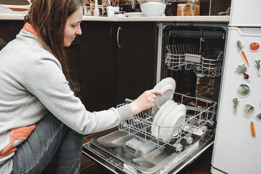 Процесс загрузки корзин посудомоечной машины