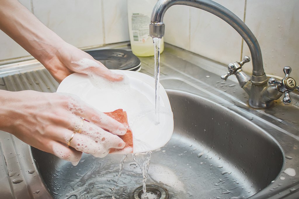 Процес мойки посуды руками