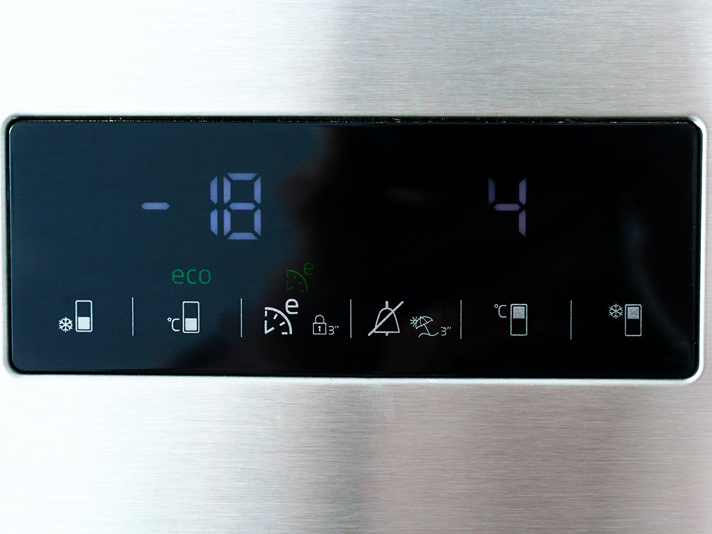 Современный холодильник с электронным управлением