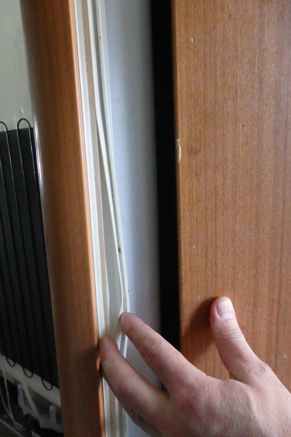 Расслоение резины двери холодильной камеры