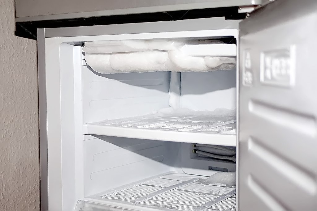 Процесс разморозки холодильника