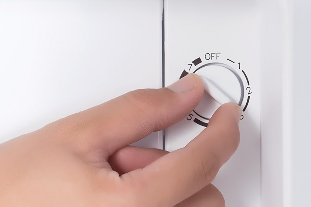 Процесс регулировки терморегулятора холодильника