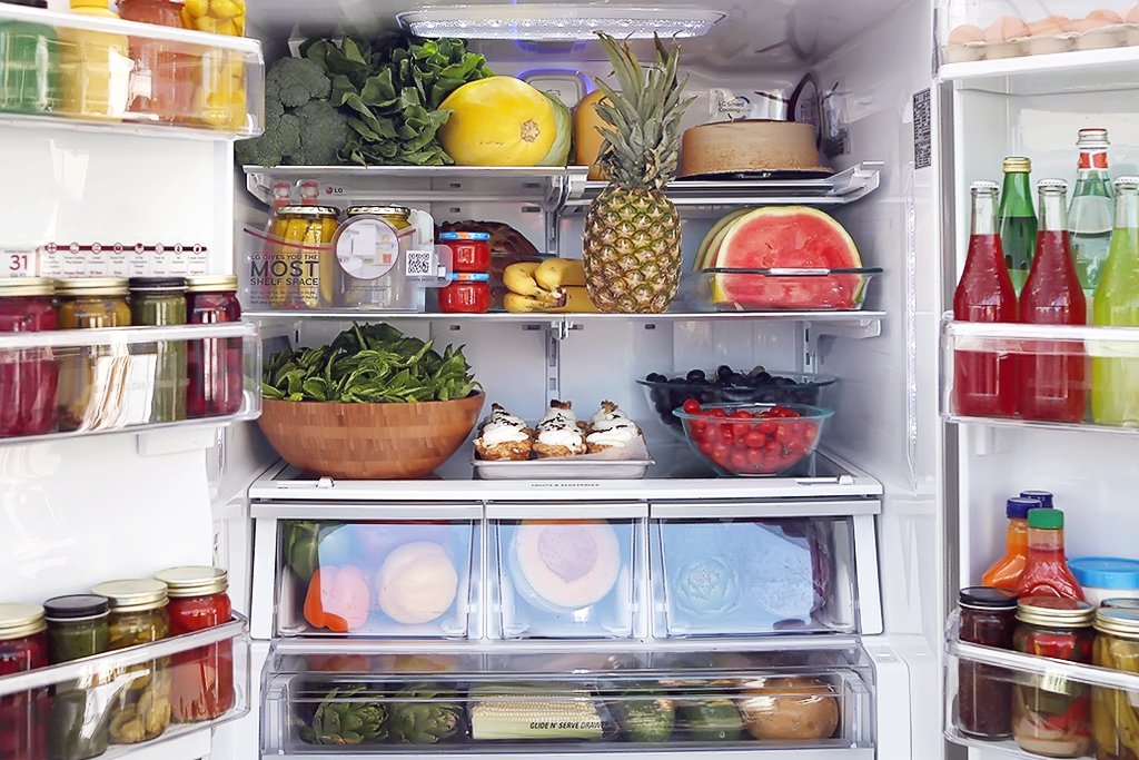 Холодильник с продуктами