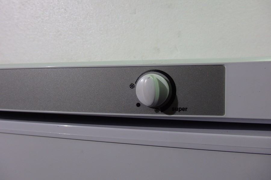 Термостат в верхней части холодильника