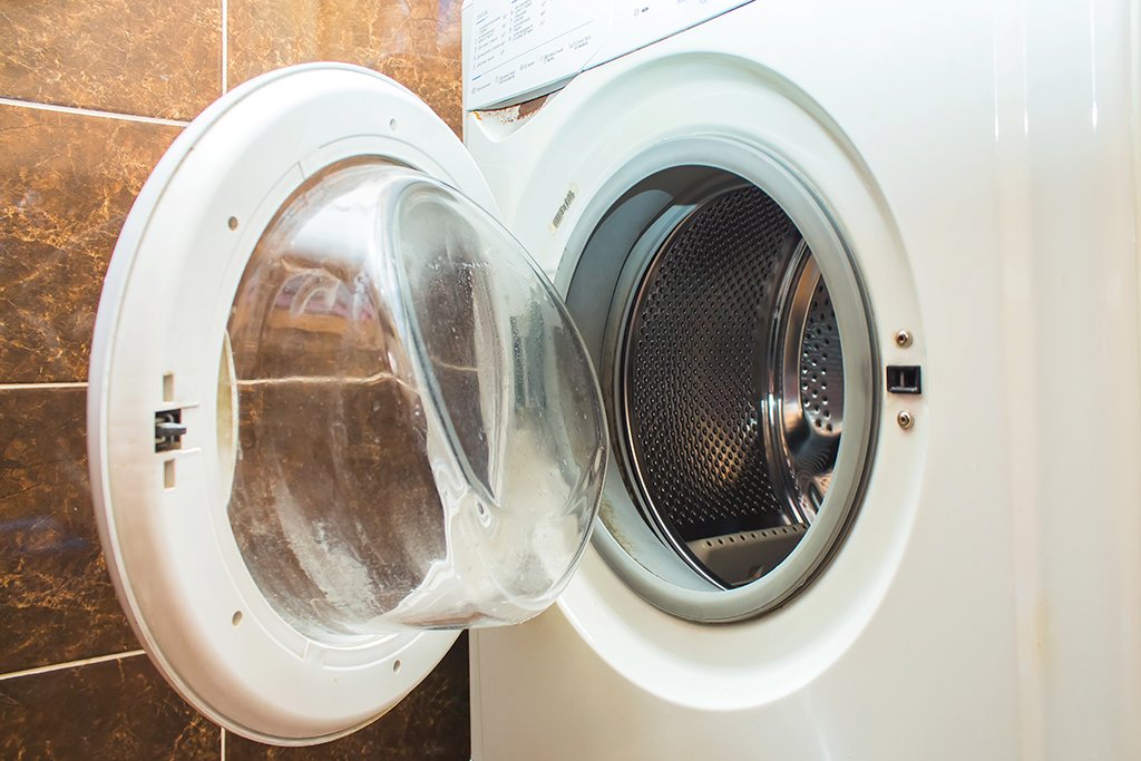 Причини, з яких пральна машина не віджимає воду: розбираємося в проблемі